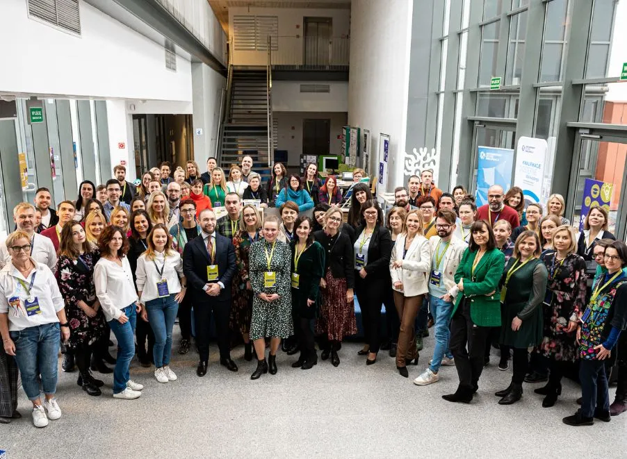 Kilkadziesiąt osób, uczestnicy II edycji Konferencji #MIKROinnowacje #MAKROzmiany w przestrzeni Poznańskiego Parku Naukowo-Technologicznego.